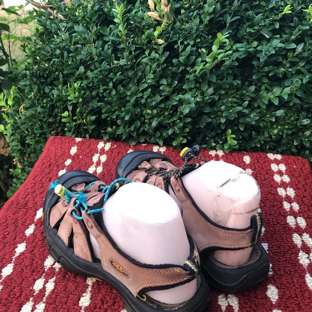 Keen Newport Men’s Brown Leather Sandals with Blue Lace Accents Size 7